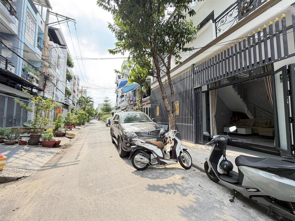 Bán nhà đẹp giá rẻ ngang 9,5m đường trước nhà xe hơi né nhau