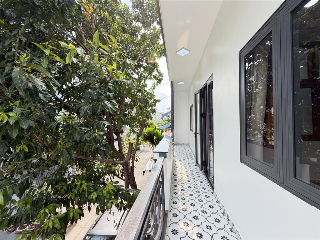 Bán nhà đẹp giá rẻ ngang 9,5m đường trước nhà xe hơi né nhau
