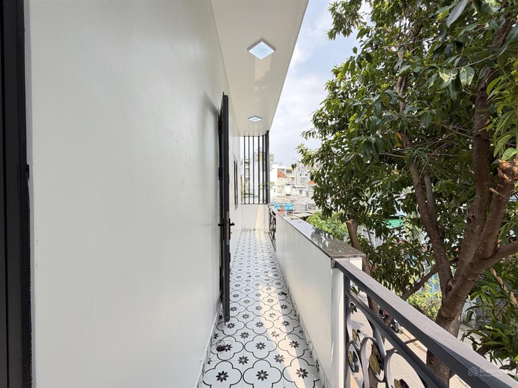 Bán nhà đẹp giá rẻ ngang 9,5m đường trước nhà xe hơi né nhau