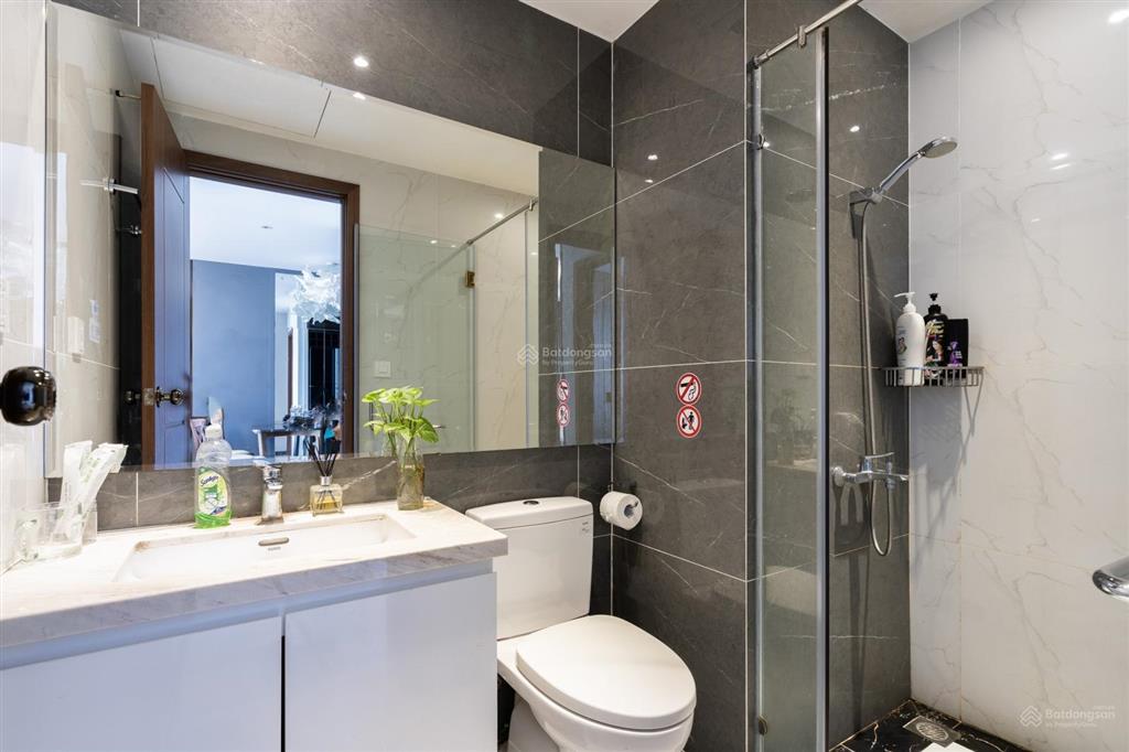 Bán gấp căn hộ 1+1, 57m2, view bắc, tầng trung, hướng thoáng, giá chỉ 4ty600 có hđ thuê 0908 457 ***