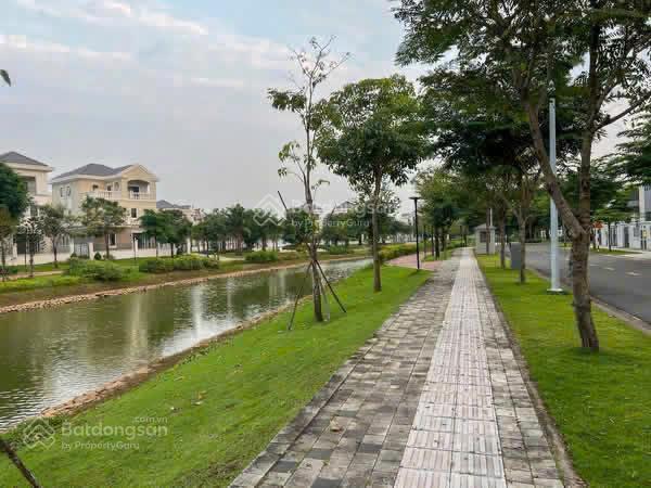 Biệt thự đơn lập góc trực diện sông  dt 12x20 m2, full tiện ích