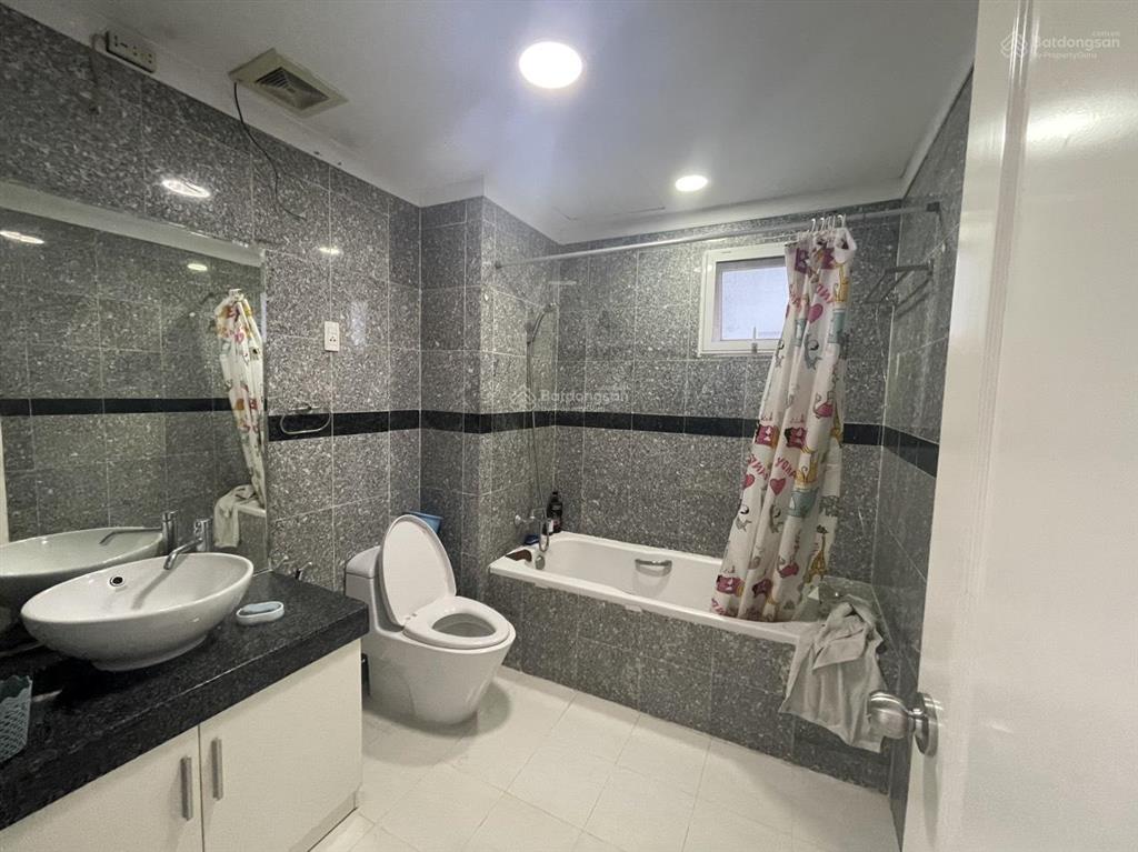 Cần cho thuê căn hộ 3 phòng ngủ 138m2 view hồ bơi lầu trung, thoáng mát