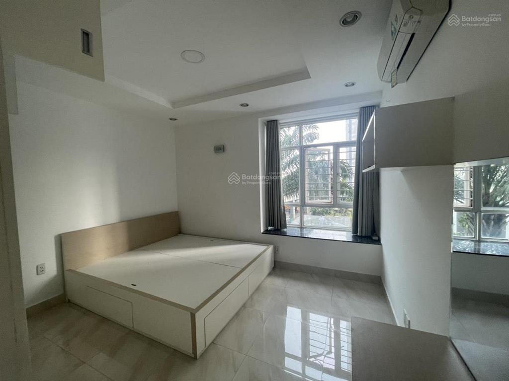 Cần cho thuê căn hộ 3 phòng ngủ 138m2 view hồ bơi lầu trung, thoáng mát