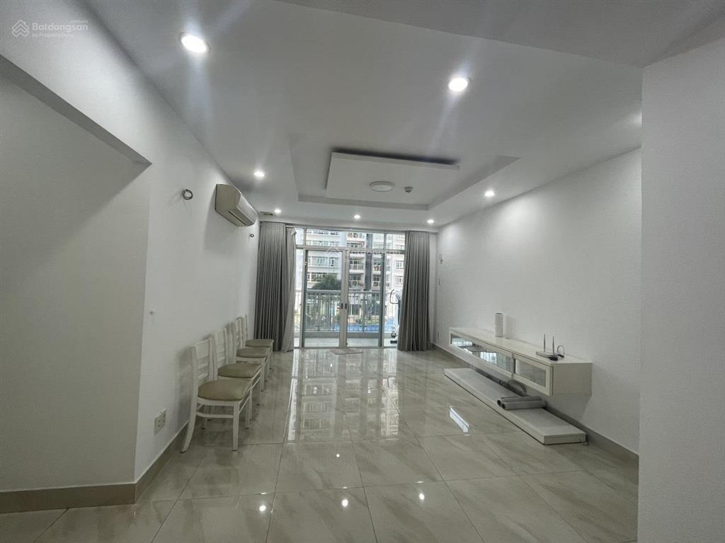 Cần cho thuê căn hộ 3 phòng ngủ 138m2 view hồ bơi lầu trung, thoáng mát