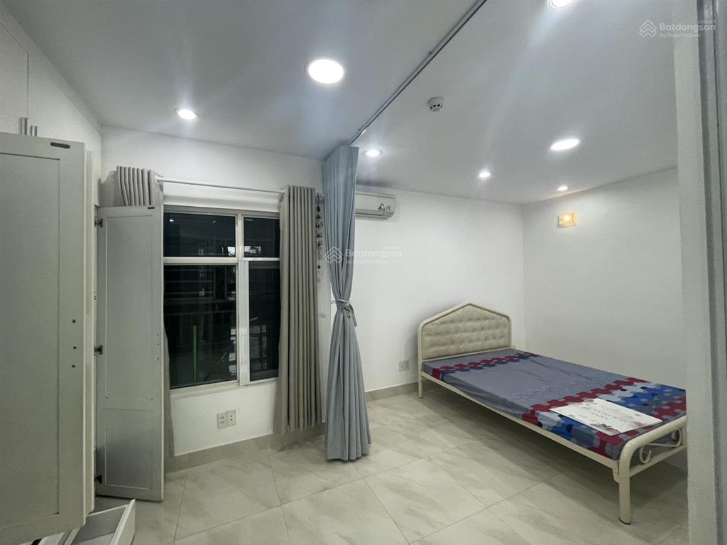Cần cho thuê căn hộ 3 phòng ngủ 138m2 view hồ bơi lầu trung, thoáng mát