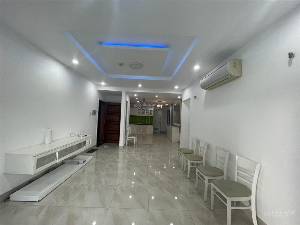 Cần cho thuê căn hộ 3 phòng ngủ 138m2 view hồ bơi lầu trung, thoáng mát