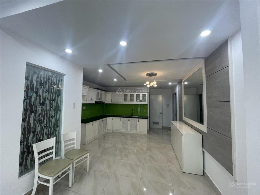 Cần cho thuê căn hộ 3 phòng ngủ 138m2 view hồ bơi lầu trung, thoáng mát