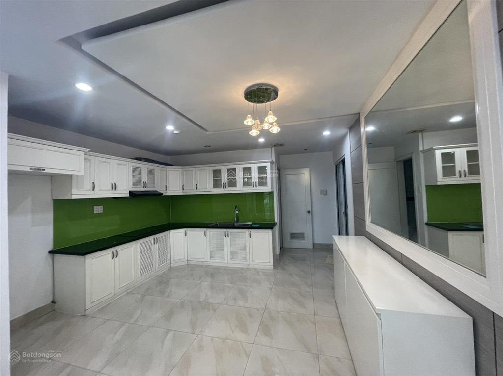 Cần cho thuê căn hộ 3 phòng ngủ 138m2 view hồ bơi lầu trung, thoáng mát