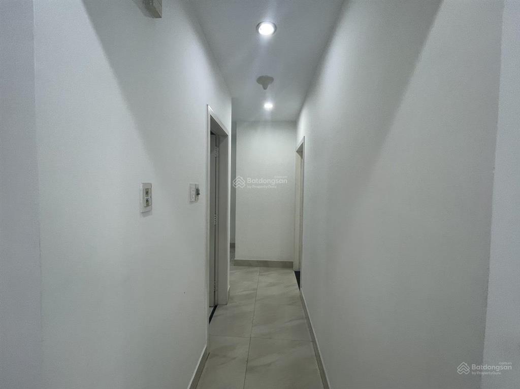 Cần cho thuê căn hộ 3 phòng ngủ 138m2 view hồ bơi lầu trung, thoáng mát