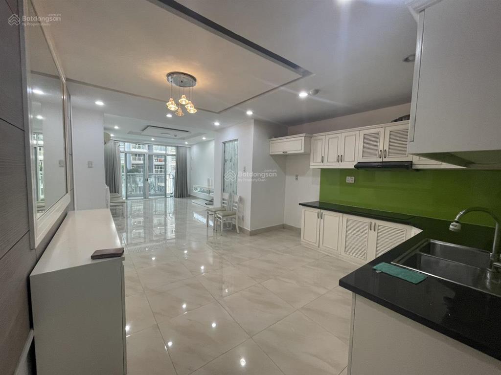 Cần cho thuê căn hộ 3 phòng ngủ 138m2 view hồ bơi lầu trung, thoáng mát