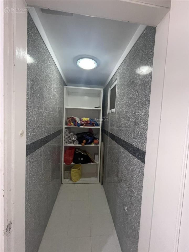 Cần cho thuê căn hộ 3 phòng ngủ 138m2 view hồ bơi lầu trung, thoáng mát