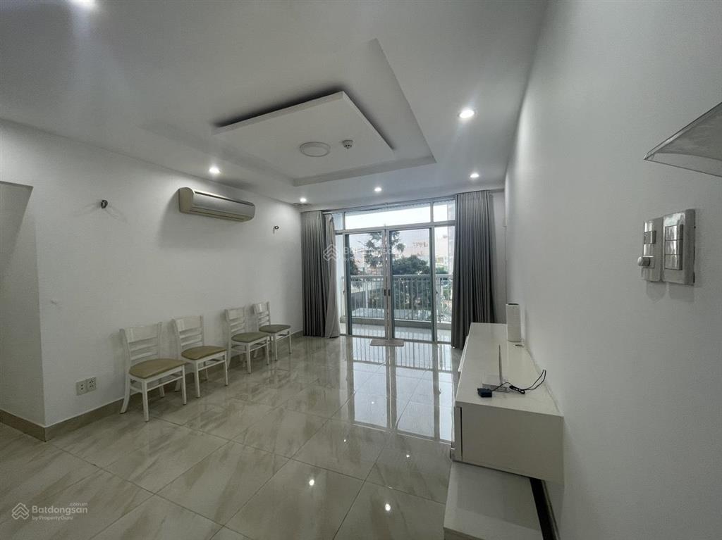 Cần cho thuê căn hộ 3 phòng ngủ 138m2 view hồ bơi lầu trung, thoáng mát