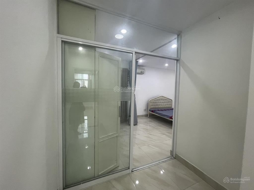 Cần cho thuê căn hộ 3 phòng ngủ 138m2 view hồ bơi lầu trung, thoáng mát