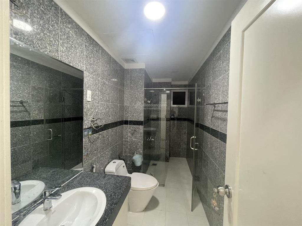 Cần cho thuê căn hộ 3 phòng ngủ 138m2 view hồ bơi lầu trung, thoáng mát