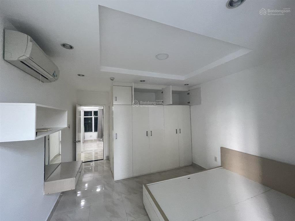 Cần cho thuê căn hộ 3 phòng ngủ 138m2 view hồ bơi lầu trung, thoáng mát