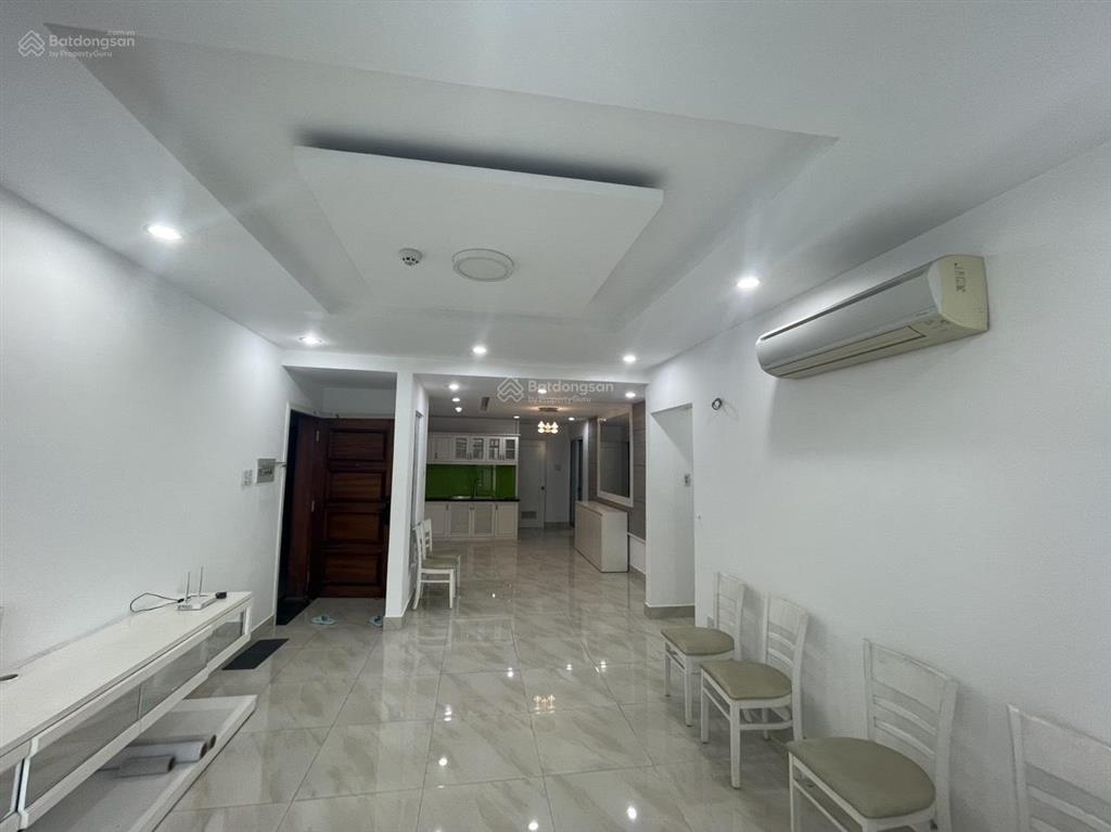 Cần cho thuê căn hộ 3 phòng ngủ 138m2 view hồ bơi lầu trung, thoáng mát