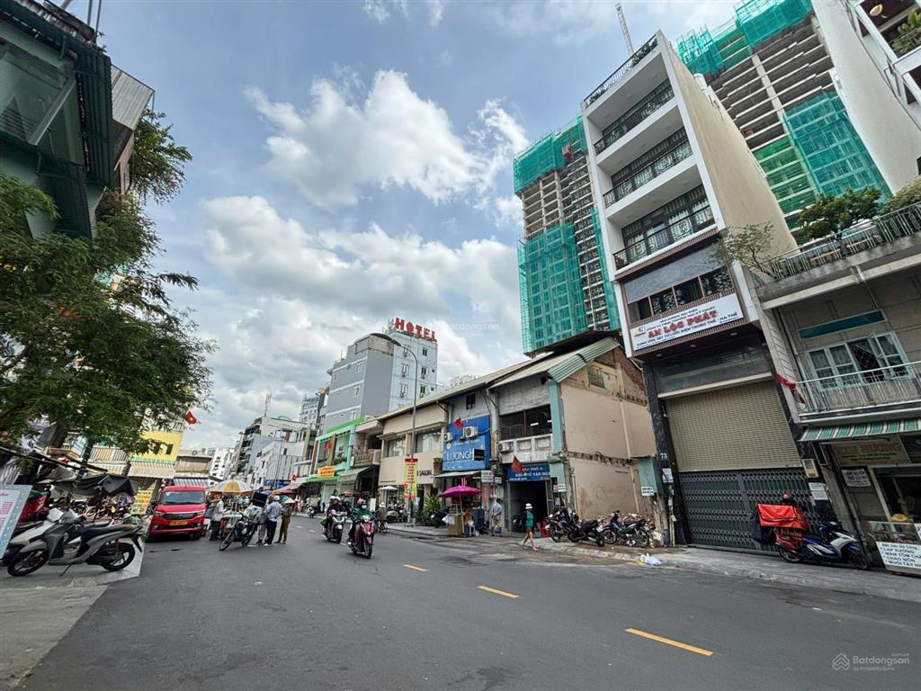 Bán nhà ngay trung tâm sài gòn mặt tiền cô giang, dt 4x18m, xây 4 lầu + st + thang máy, giá 45 tỷ
