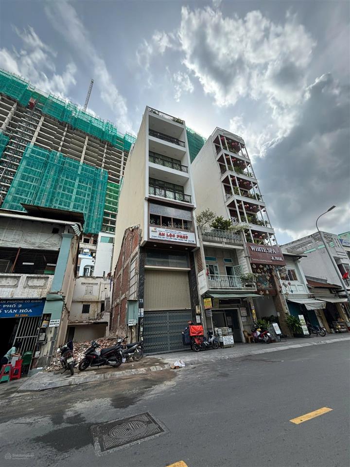 Bán nhà ngay trung tâm sài gòn mặt tiền cô giang, dt 4x18m, xây 4 lầu + st + thang máy, giá 45 tỷ