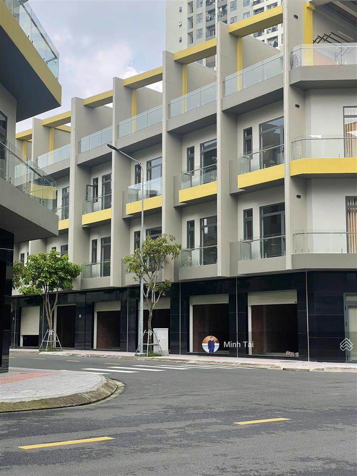 Mua nhà phố tậu lộc vàng. giá 7,3 tỷ, kết cấu 1 trệt 3 lầu . dự án bcons uni valley