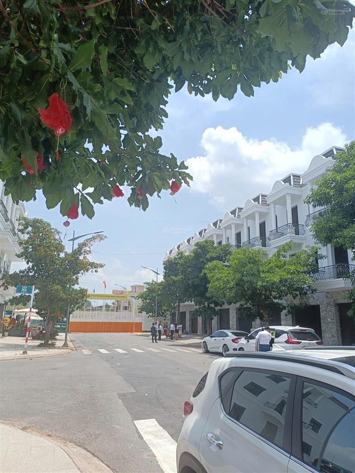 Nhà phố 1 trệt 2 lầu 1 tum, giá 3,5 tỷ tt 20% nhận nhà tại kdt 15ha bcons city life tân uyên tphcm