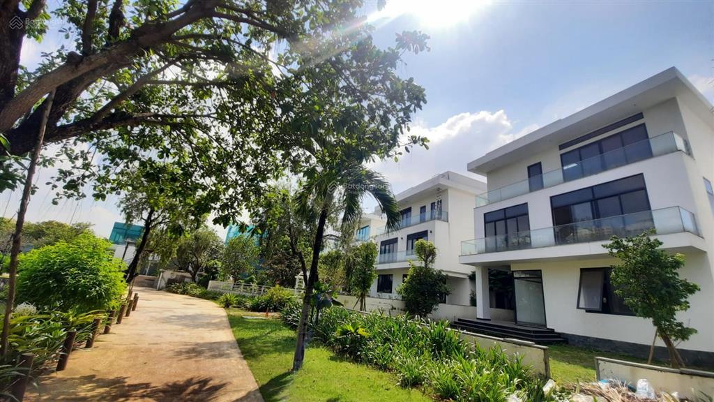 Cần bán biệt thự đơn lập giáp sông tại lucasta villa 430m2  57 tỷ. xem nhà  0909 121 ***