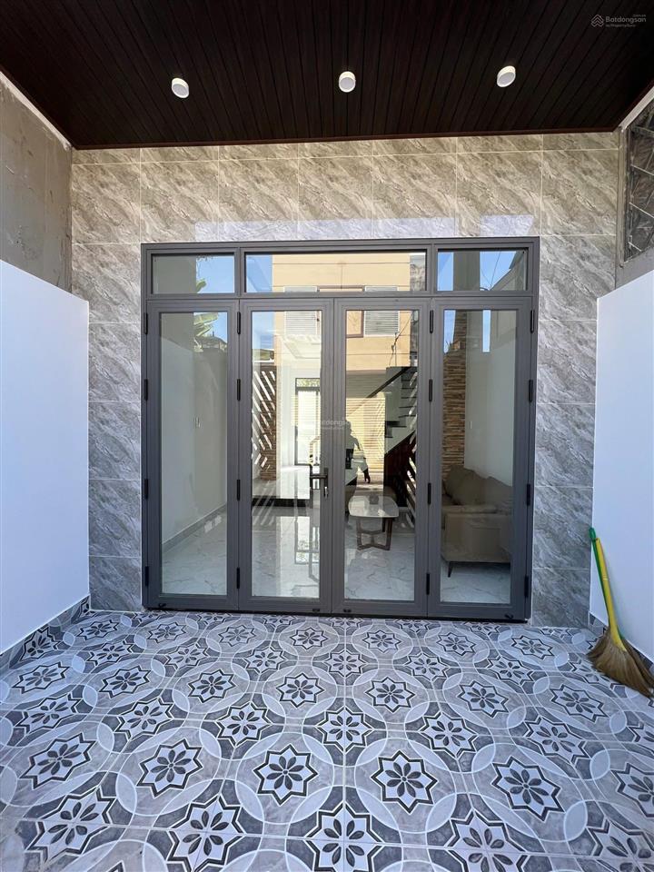 Bán nhà tại đường lò lu tp thủ đức. diện tích 50m2 (1 trệt 2 lầu) giá 5,750 tỷ.  0909 121 ***