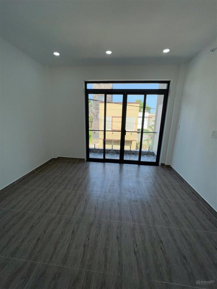 Bán nhà tại đường lò lu tp thủ đức. diện tích 50m2 (1 trệt 2 lầu) giá 5,750 tỷ.  0909 121 ***