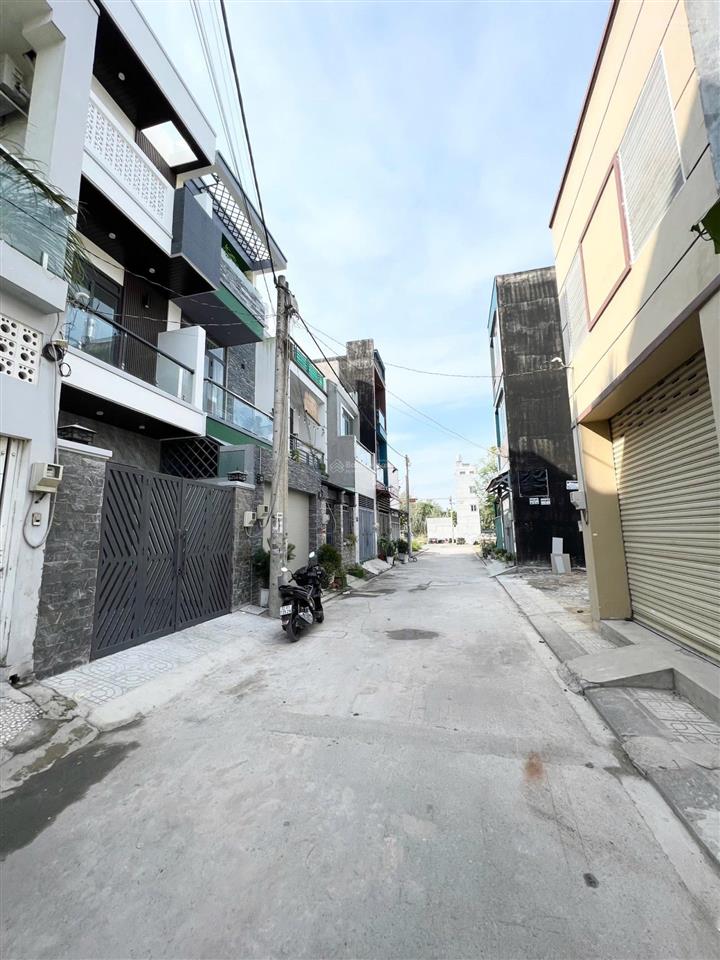 Bán nhà tại đường lò lu tp thủ đức. diện tích 50m2 (1 trệt 2 lầu) giá 5,750 tỷ.  0909 121 ***