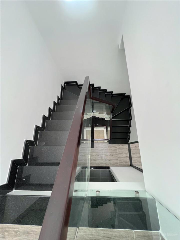 Bán nhà tại đường lò lu tp thủ đức. diện tích 50m2 (1 trệt 2 lầu) giá 5,750 tỷ.  0909 121 ***