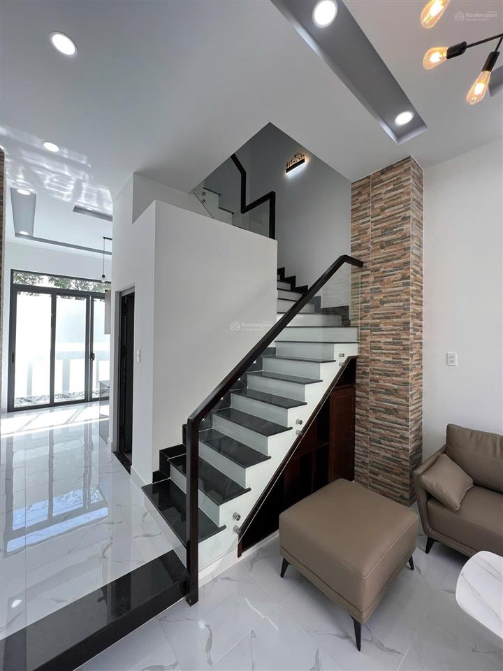 Bán nhà tại đường lò lu tp thủ đức. diện tích 50m2 (1 trệt 2 lầu) giá 5,750 tỷ.  0909 121 ***