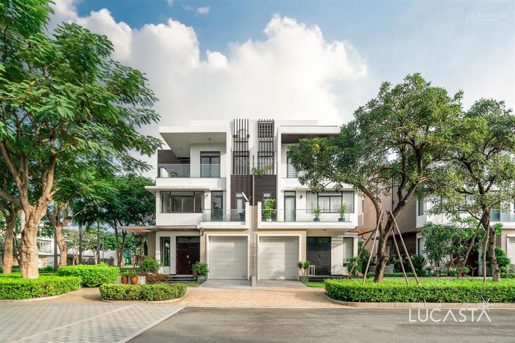 Bán biệt thự lucasta villa. đường 20m  giá bán 25 tỷ.  0909 121 ***