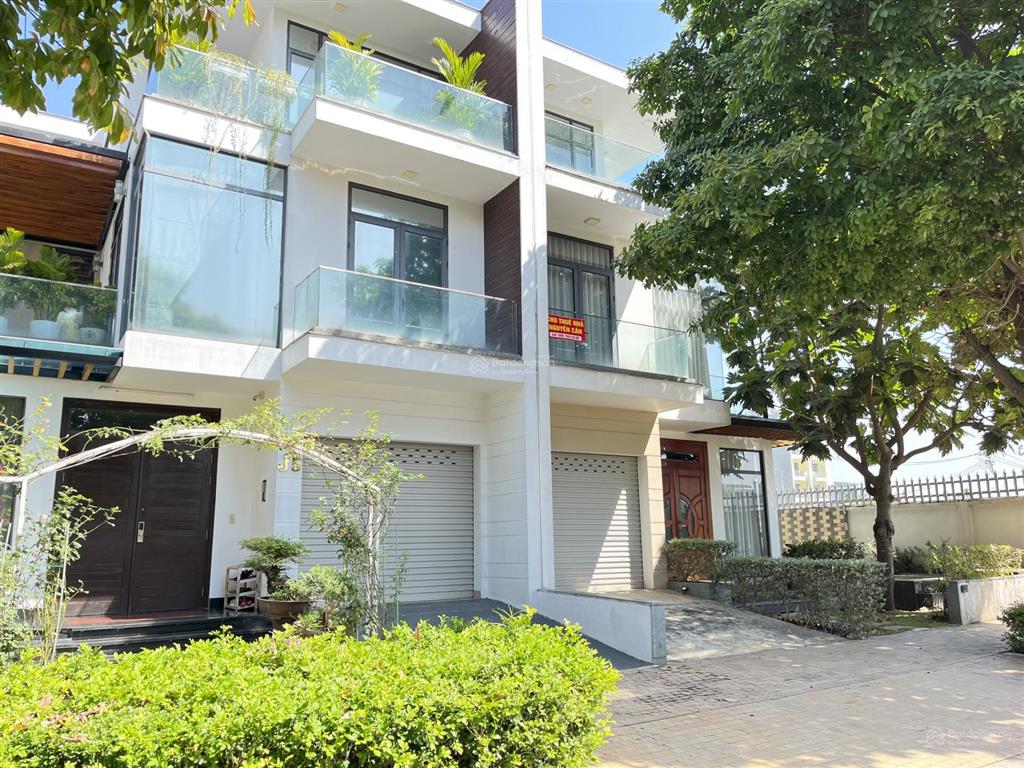Bán biệt thự lucasta villa. đường 20m  giá bán 25 tỷ.  0909 121 ***