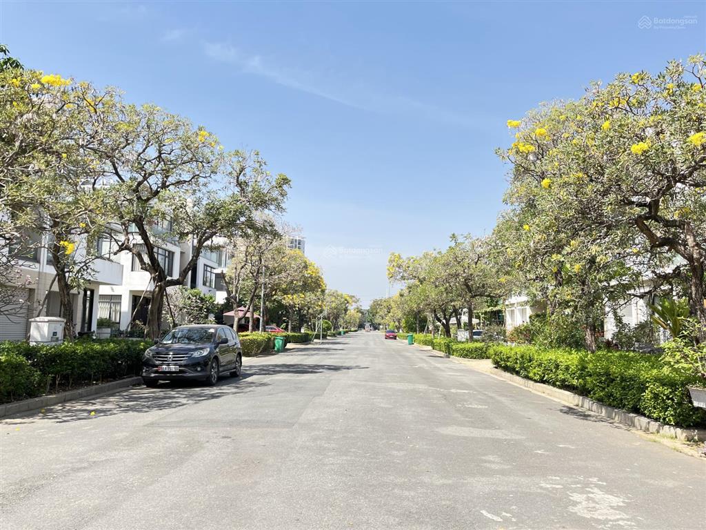 Bán biệt thự lucasta villa. đường 20m  giá bán 25 tỷ.  0909 121 ***