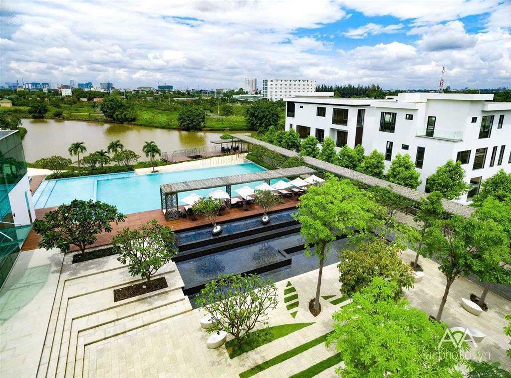 Bán biệt thự lucasta villa. đường 20m  giá bán 25 tỷ.  0909 121 ***