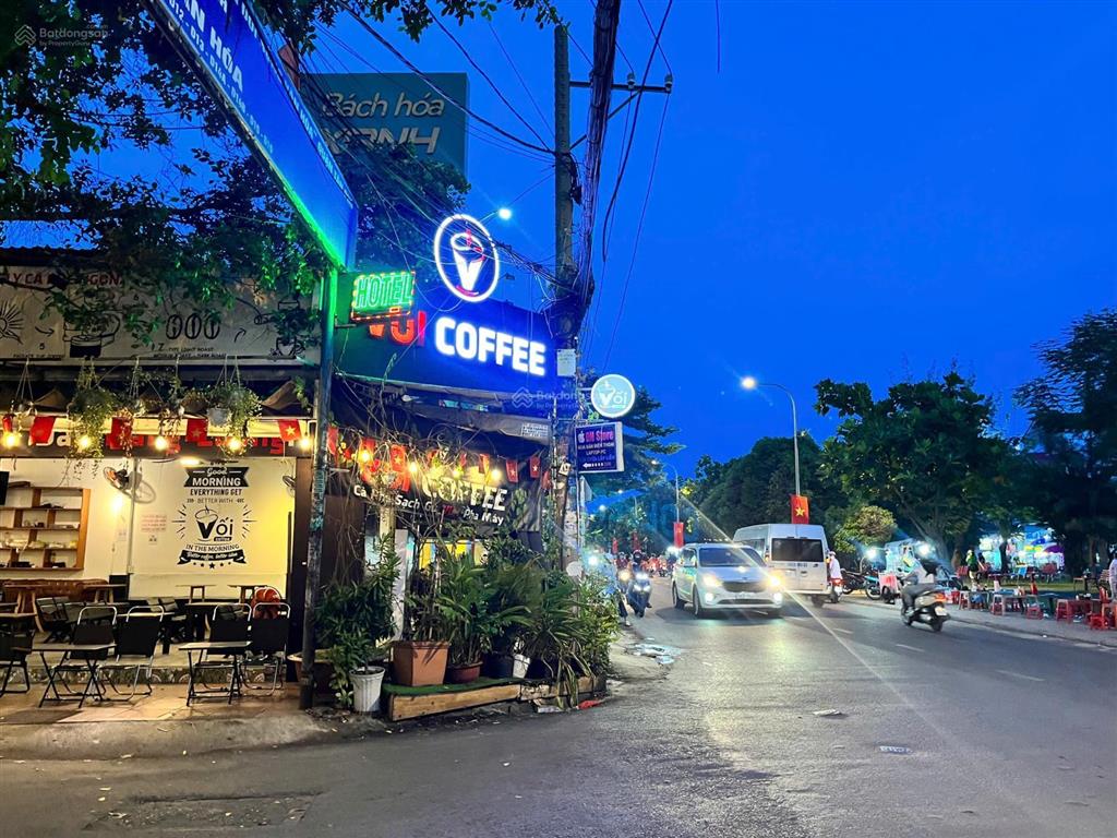 Cần bán nhà đường d11 kcn tân bình dt 100m2 giá 10 tỷ. đang có 8 phòng trọ cho thuê.  0909 121 ***