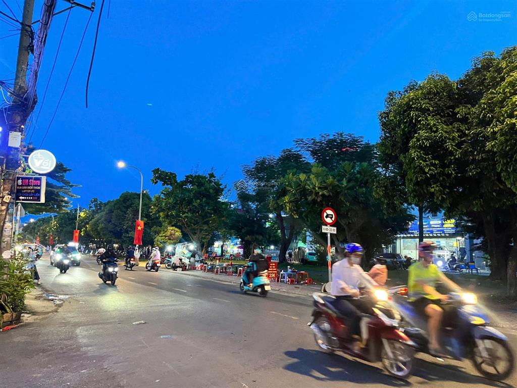 Cần bán nhà đường d11 kcn tân bình dt 100m2 giá 10 tỷ. đang có 8 phòng trọ cho thuê.  0909 121 ***