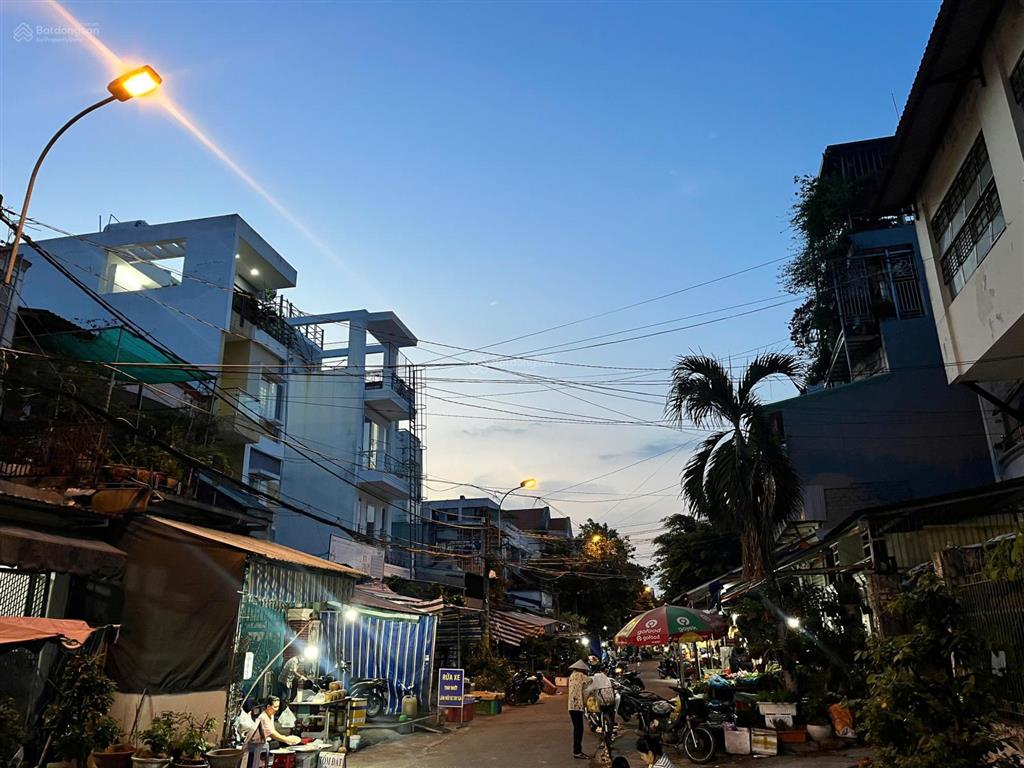 Cần bán nhà đường d11 kcn tân bình dt 100m2 giá 10 tỷ. đang có 8 phòng trọ cho thuê.  0909 121 ***
