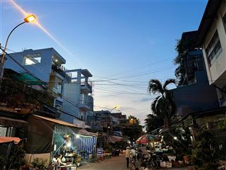 Cần bán nhà đường d11 kcn tân bình dt 100m2 giá 10 tỷ. đang có 8 phòng trọ cho thuê.  0909 121 ***