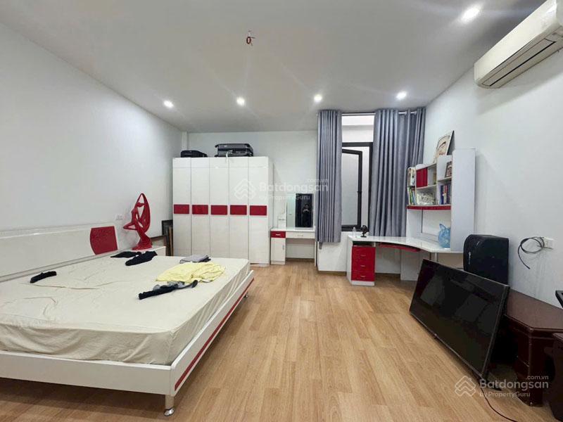 Sang mỹ định cư  bán nhà giang biên 75m2 x 5 tầng đường 13,5m, gần trường chợ