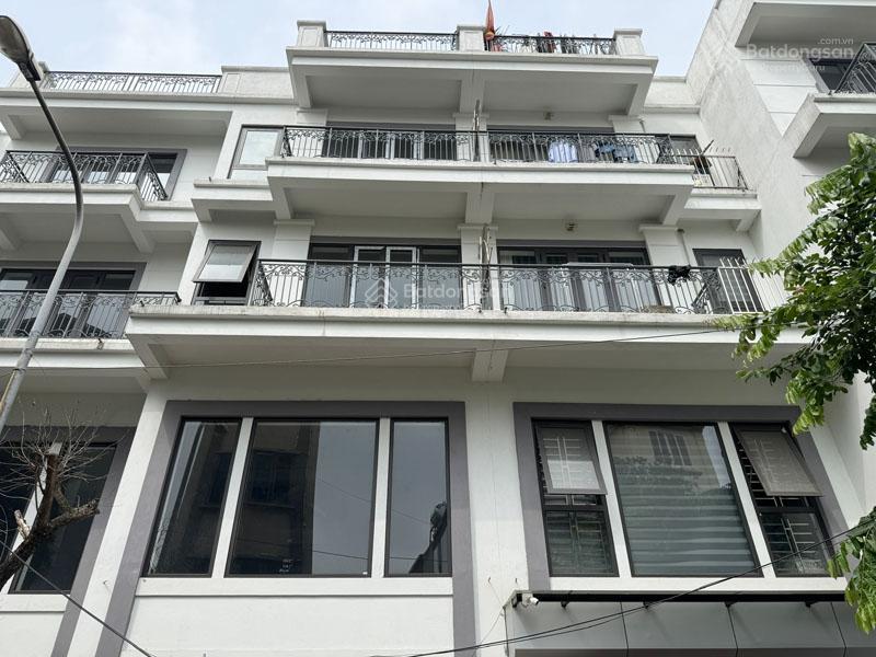 Cần bán shophouse metropolitan, gia lâm 60,5m2 nhà thô 5 tầng, đang cho thuê 10tr/tháng