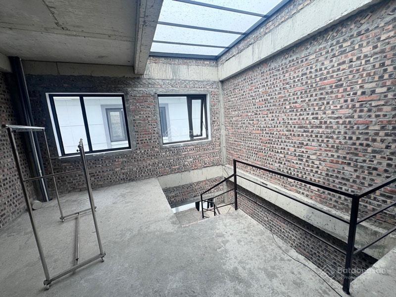 Cần bán shophouse metropolitan, gia lâm 60,5m2 nhà thô 5 tầng, đang cho thuê 10tr/tháng