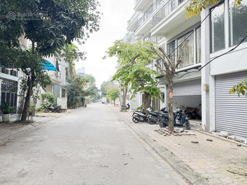 Cần bán shophouse metropolitan, gia lâm 60,5m2 nhà thô 5 tầng, đang cho thuê 10tr/tháng