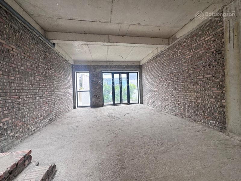 Cần bán shophouse metropolitan, gia lâm 60,5m2 nhà thô 5 tầng, đang cho thuê 10tr/tháng