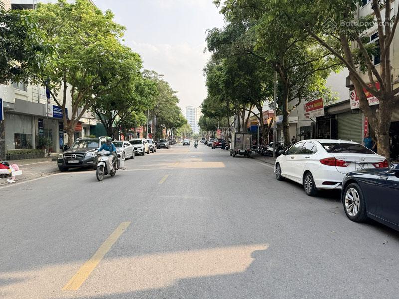 Cần bán căn góc nhà mặt phố phạm khắc quảng 59m2, từ tầng 2 lên 74m2, 3 mặt xung quanh là vườn hoa