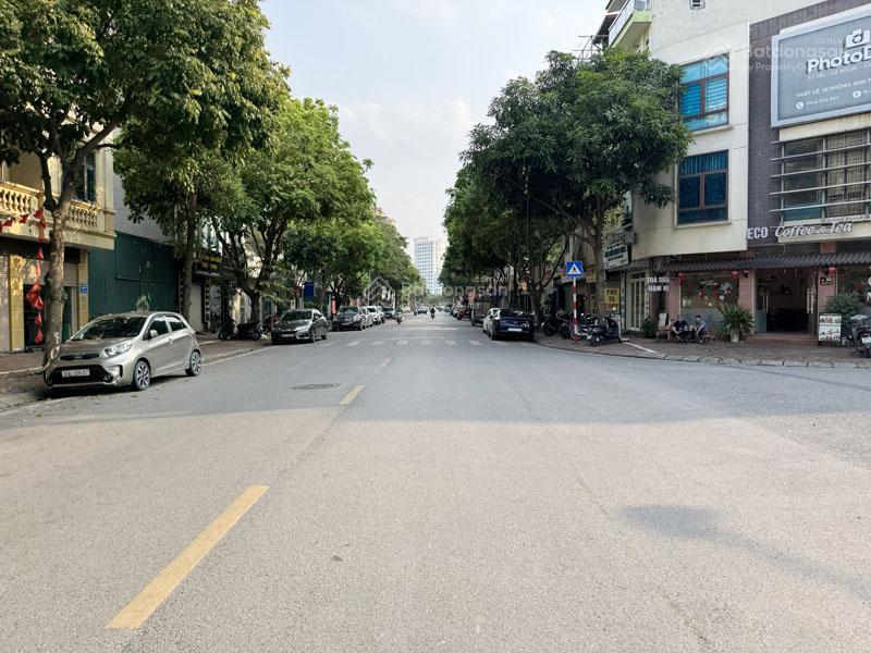 Cần bán căn góc nhà mặt phố phạm khắc quảng 59m2, từ tầng 2 lên 74m2, 3 mặt xung quanh là vườn hoa