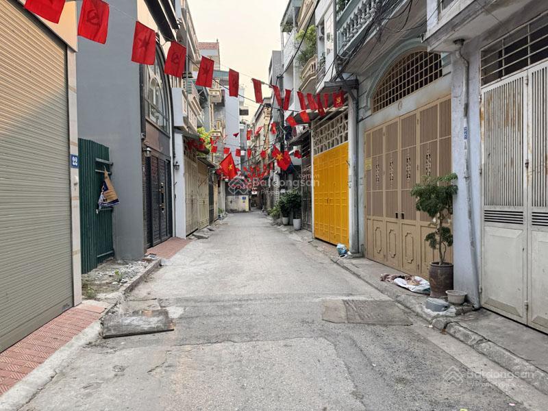 Cần bán 53,3m2 nhà 3 tầng, cách 20m ra mặt phố ngô gia tự. đường thông, ô tô đỗ cửa