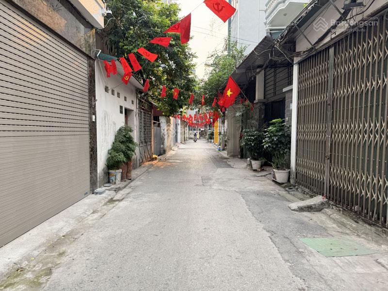 Cần bán 53,3m2 nhà 3 tầng, cách 20m ra mặt phố ngô gia tự. đường thông, ô tô đỗ cửa