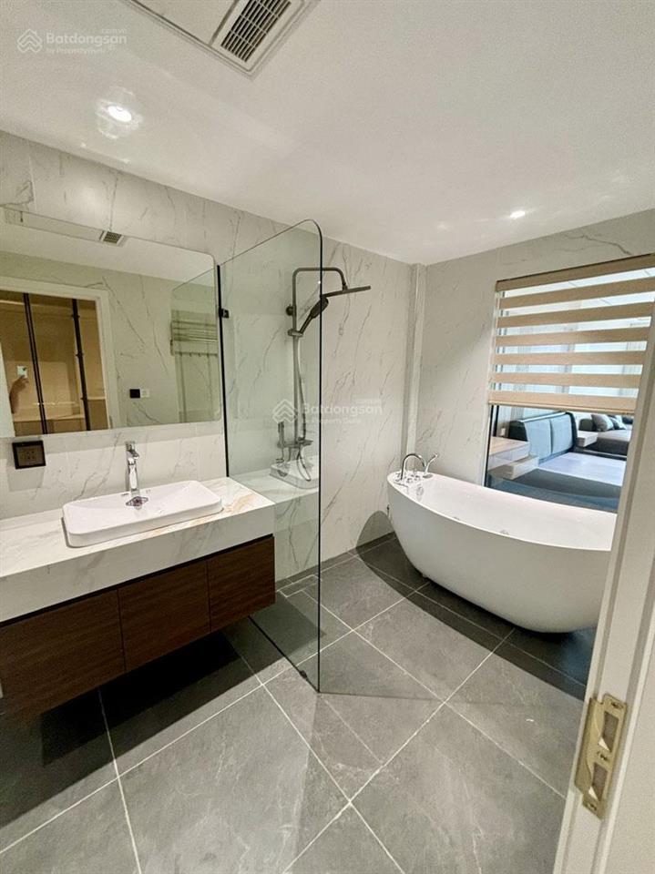 Bán nhà 7 tầng thang máy phúc lợi  75m2 mặt đường lớn  view sông đuống