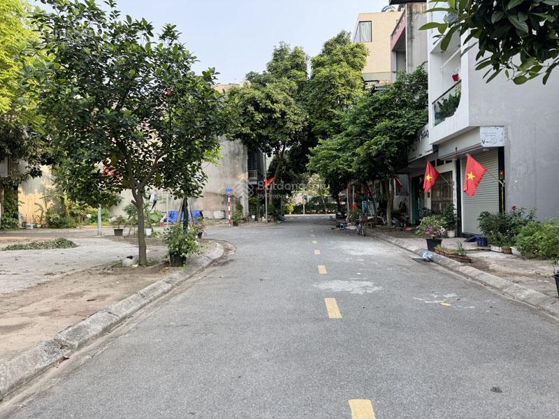 Bán đất tđc giang biên 90m2, khổ đẹp vuông vắn, đường phân lô 11m, sát chợ & trường học