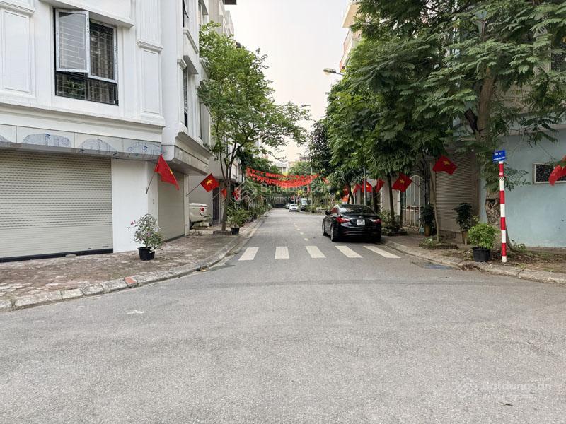 Bán đất tđc giang biên 90m2, khổ đẹp vuông vắn, đường phân lô 11m, sát chợ & trường học